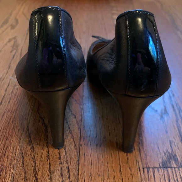 Chanel Heels with black patent tip and strip in back - Picture 4 of 7